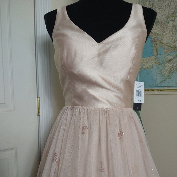 Gorgeous formal gown - Picture 4 of 7